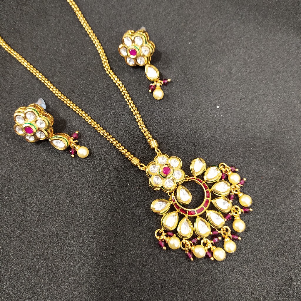 Kundan pendant set