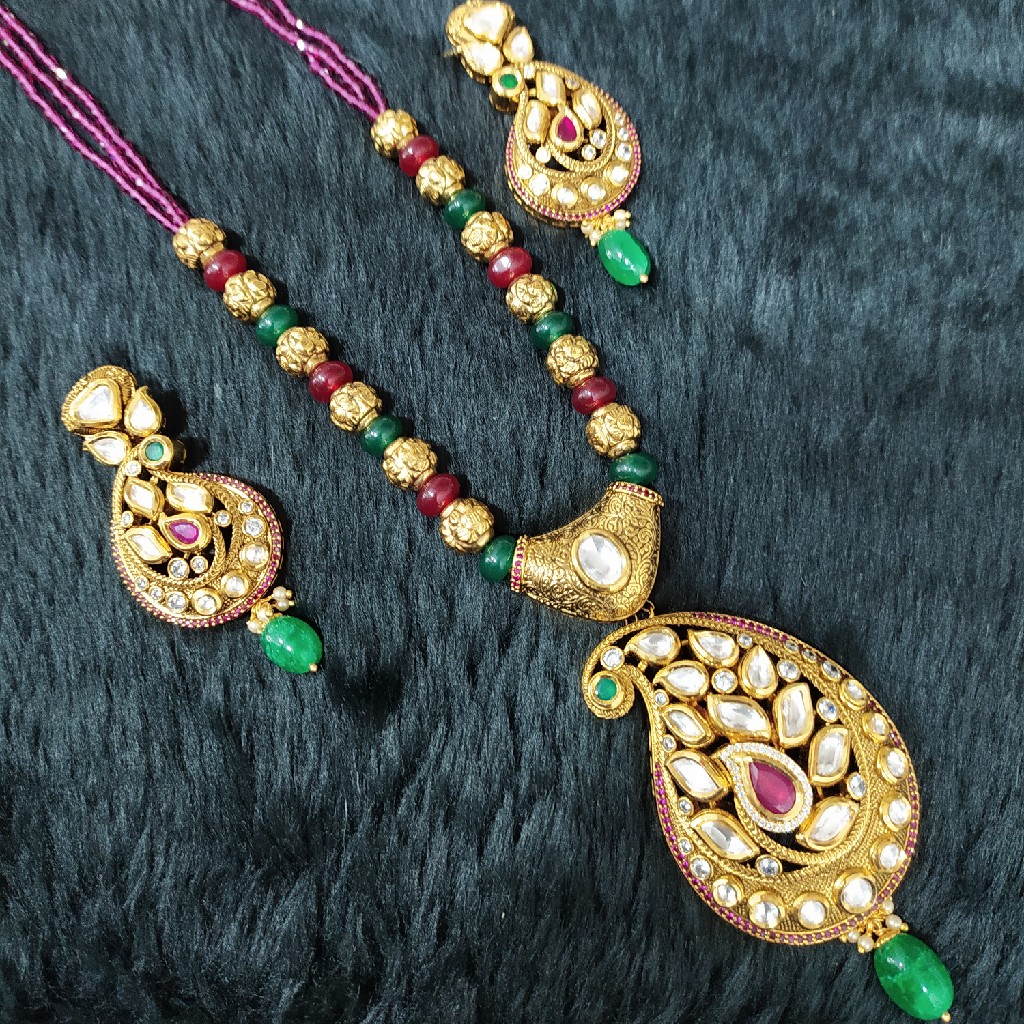 Kundan pendant set