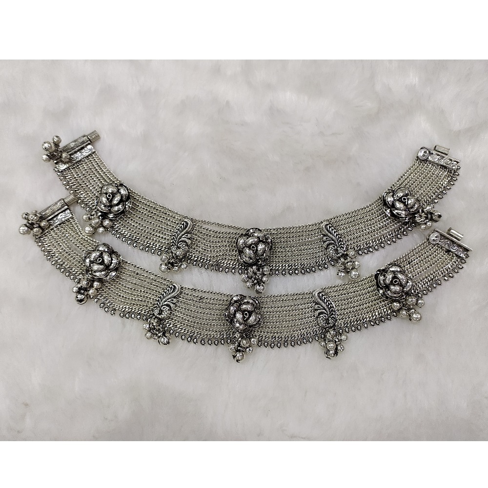 Silver designer oxidized payal se-p001