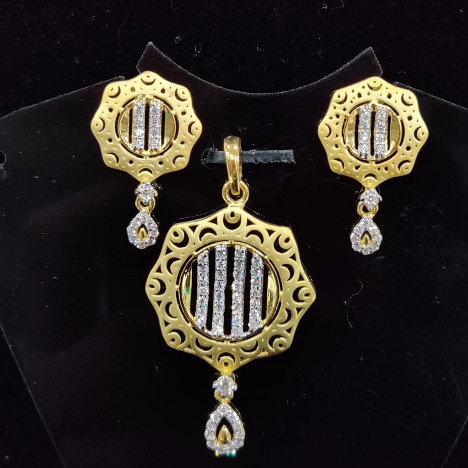 916 Gold 22kt Diamond  Pendal Butti Set RH-PSET02