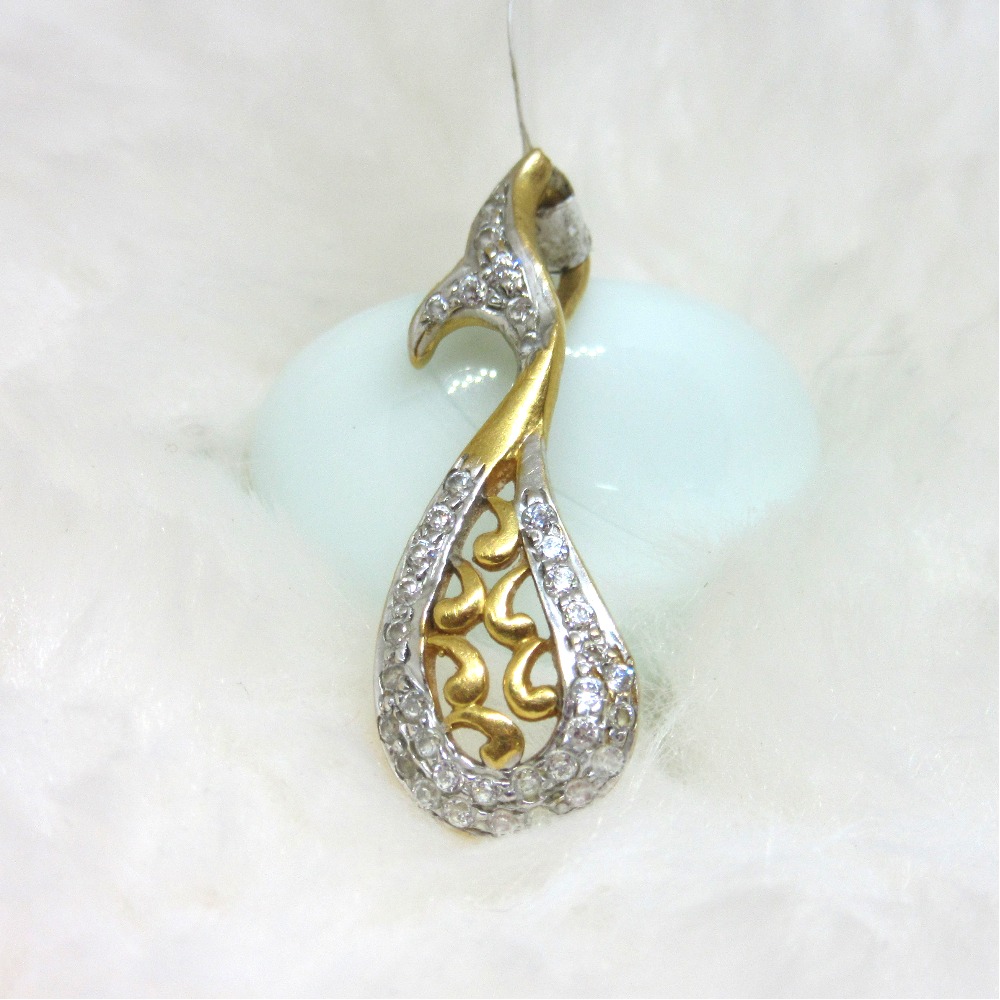 Fish type design gold pendent