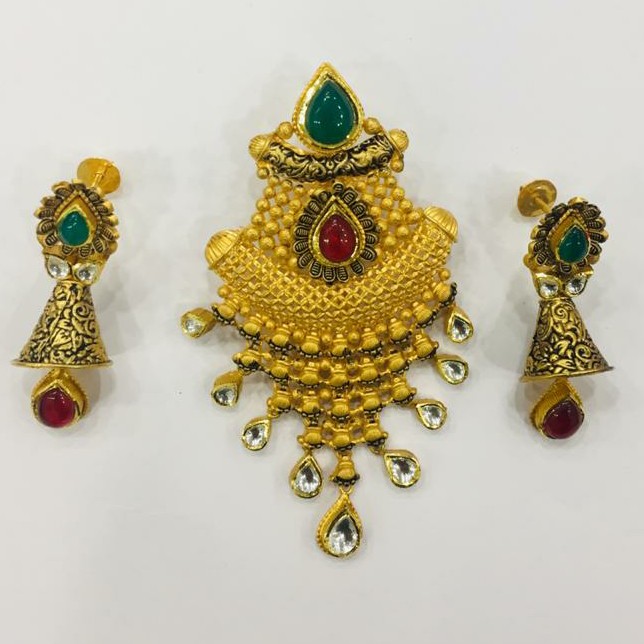 Gold pendant buti set