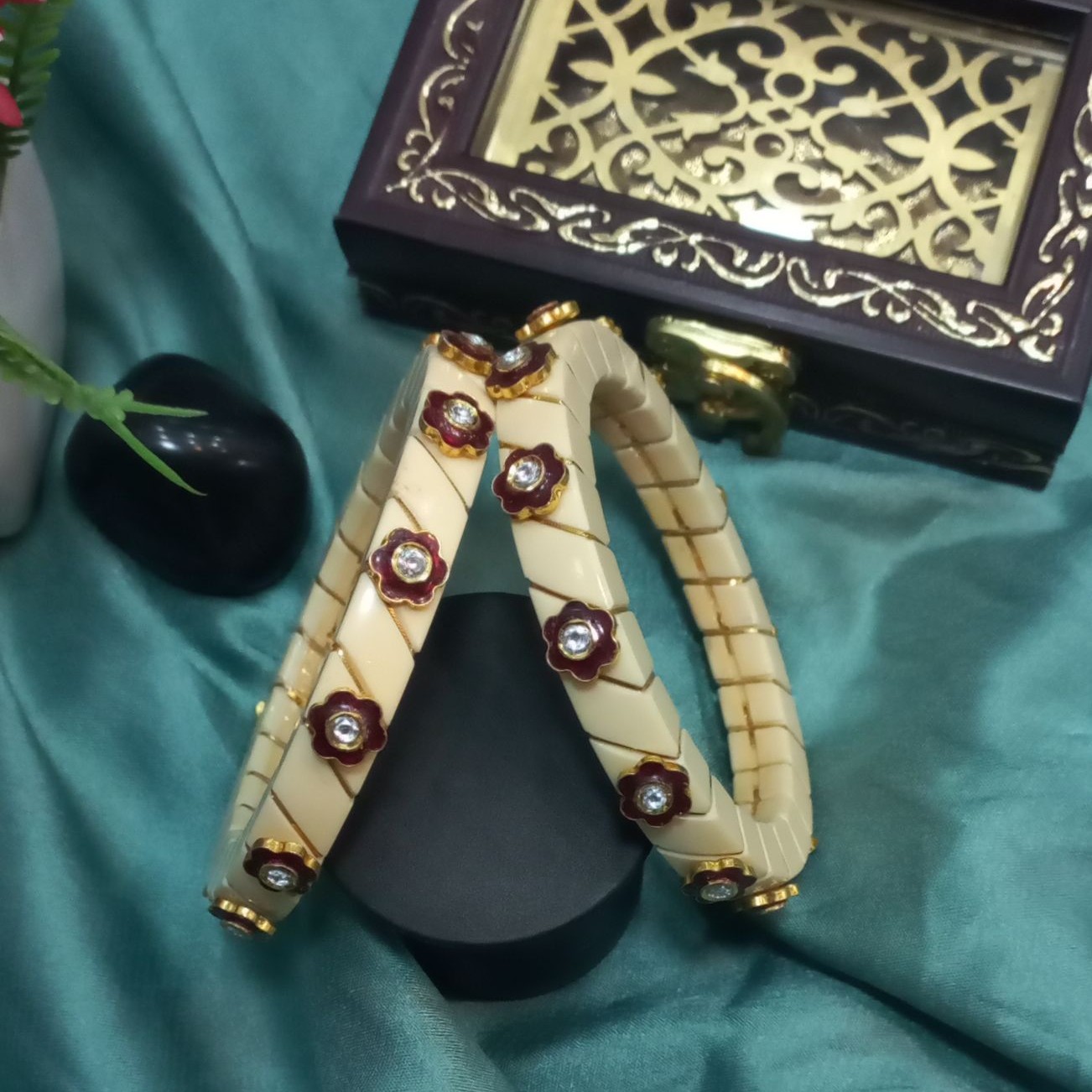 916 Gold Glossy design Plastic Chudi