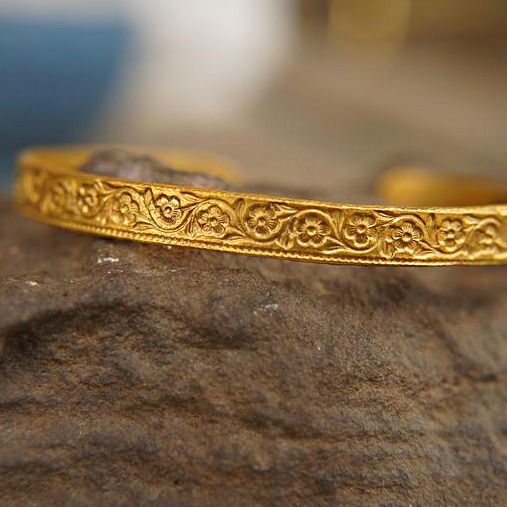 22 Kt Yellow Gold Artisan Texture Floral Open Bracelet Bangle 20 Gram - Image 2