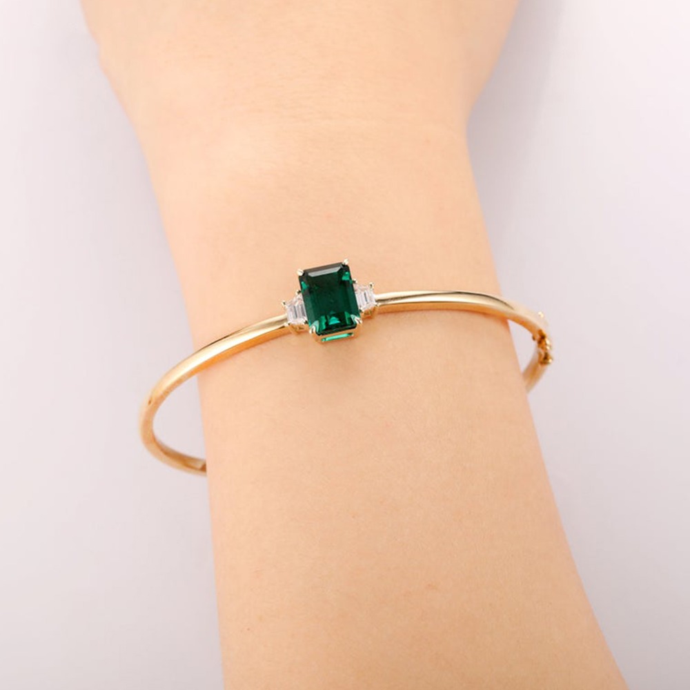18 kt yellow gold 4 ct lab created emerald women's bracelet bangle - Image 2