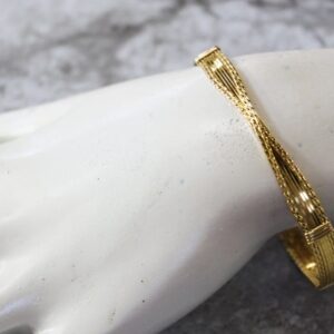 18 Kt Yellow Gold Wirewrapped X Design Women's Bracelet Bangle 25 Gms