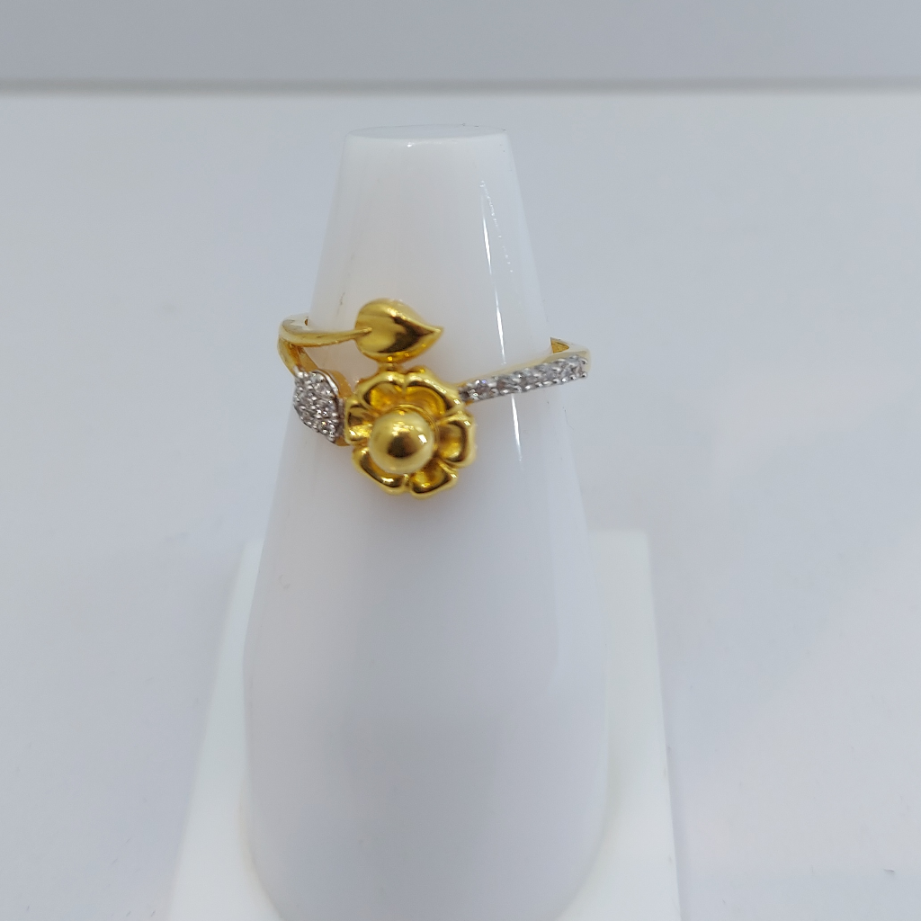 916 Gold CZ Flower Design Ring