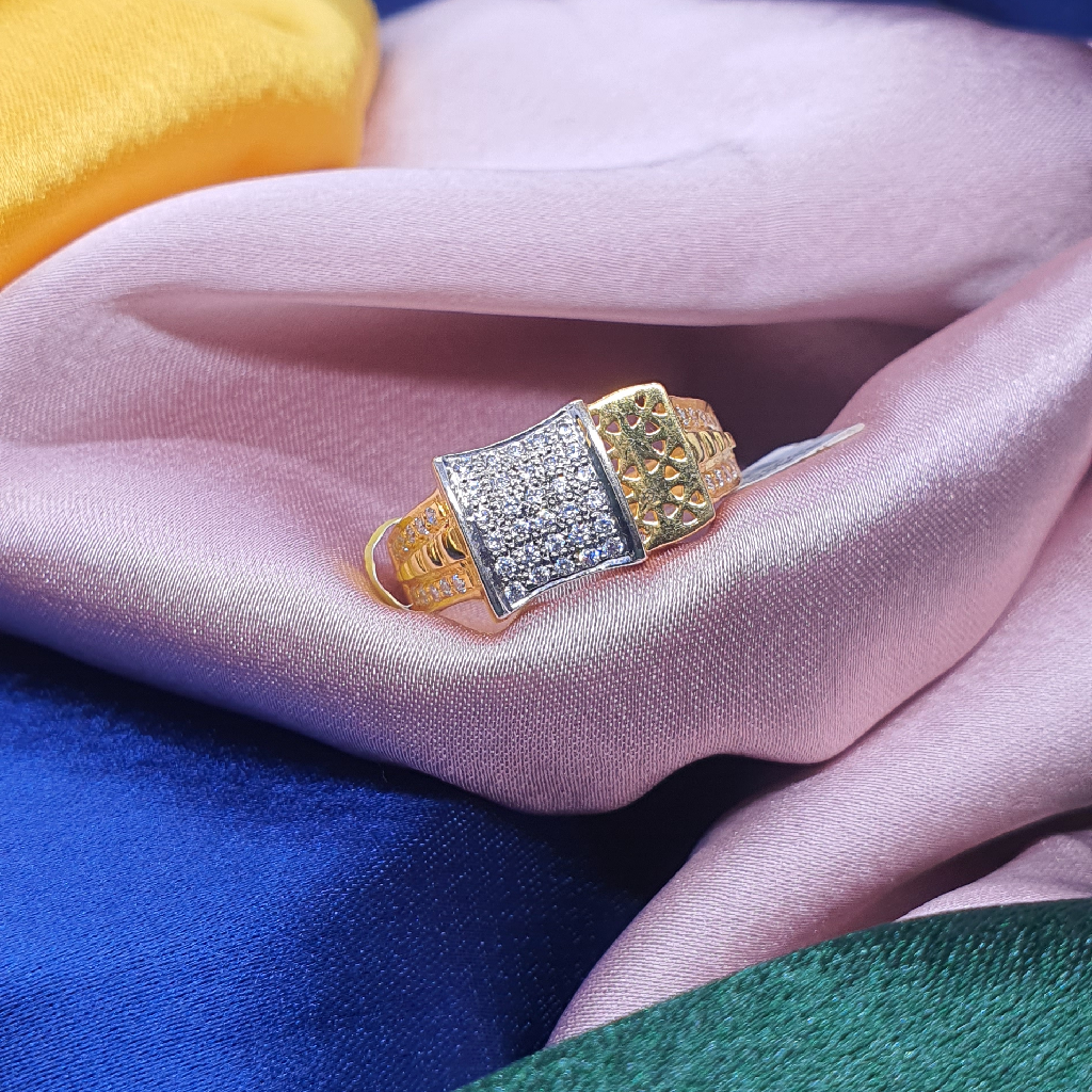 22.k Gold Fancy Diamond Gents Ring