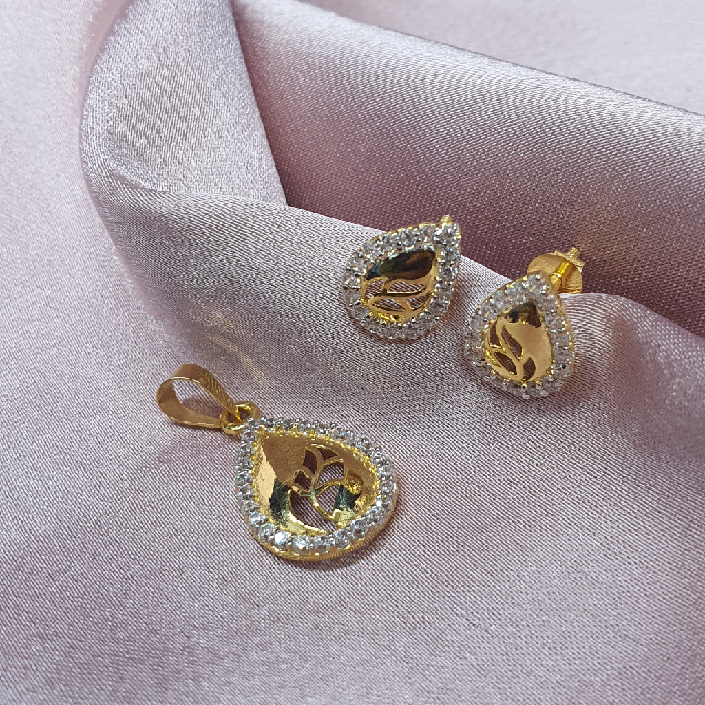 18.k Gold Diamond Ladies Pendant Set