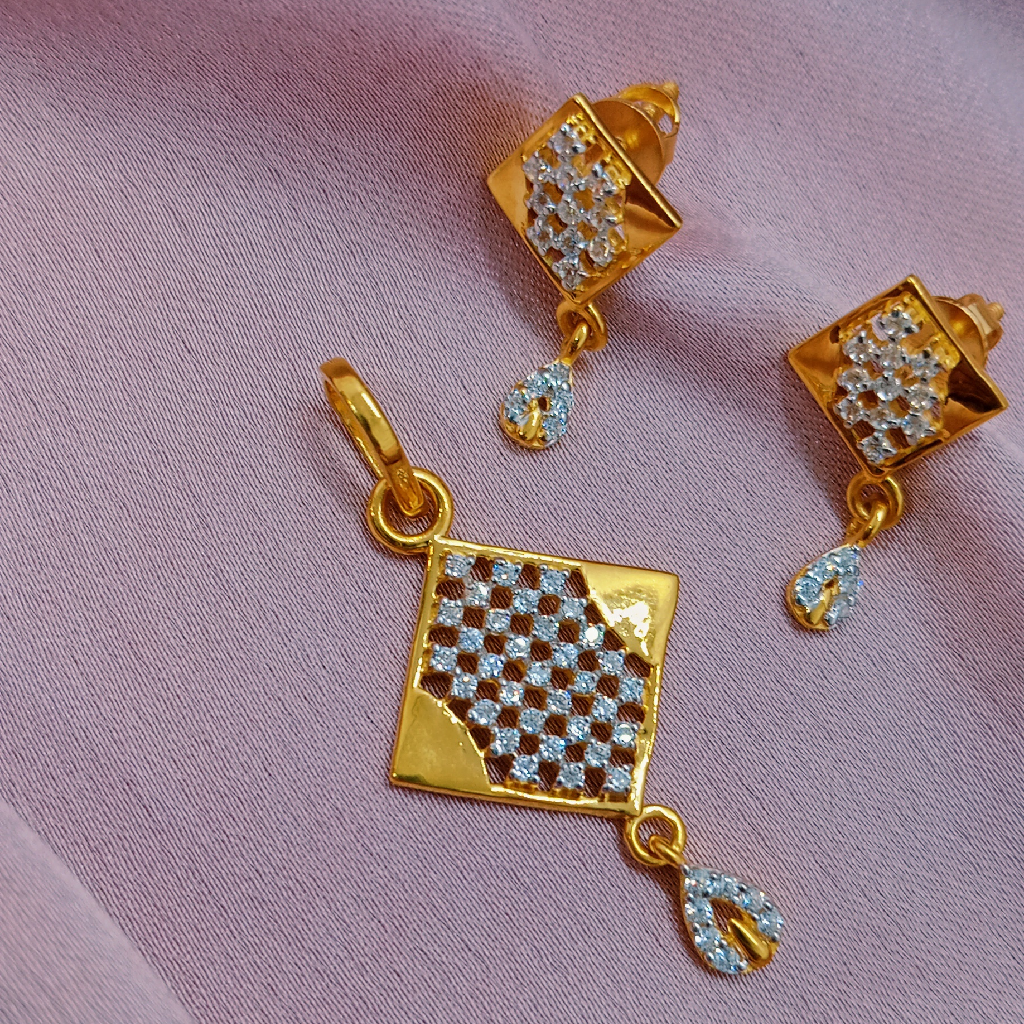 22k Fancy Design Pendant Set