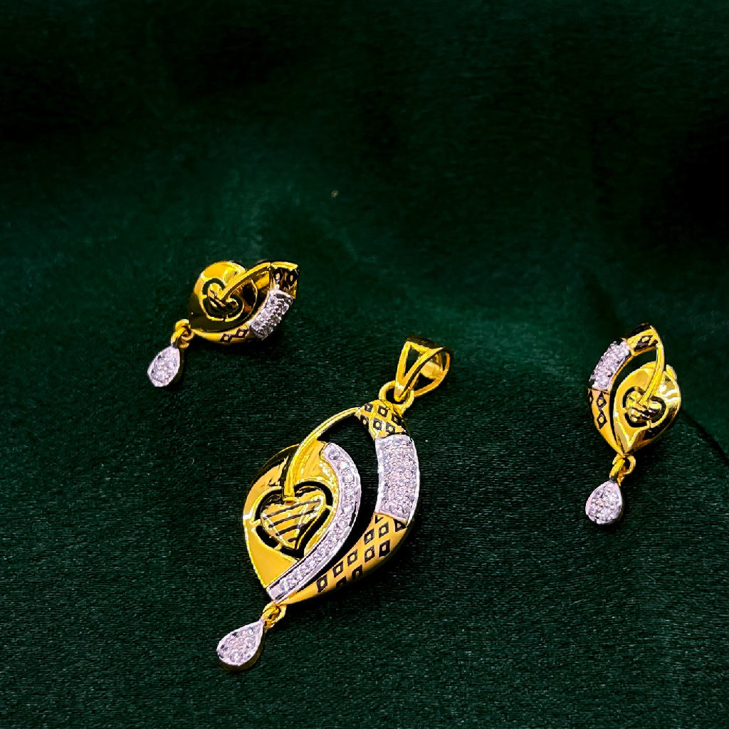 22k Gold Heart Shape Diamond Pendant Set