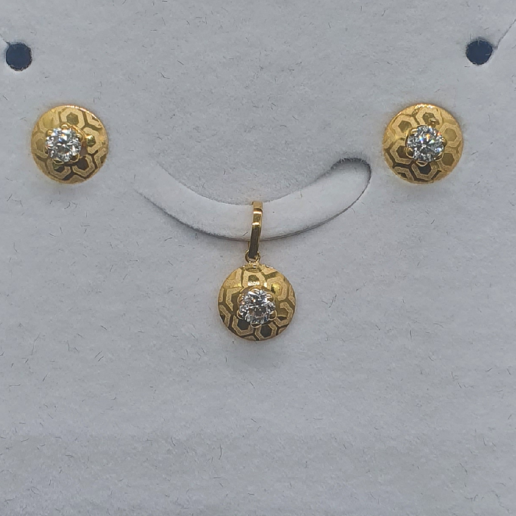 Gold Fancy Pendant Set