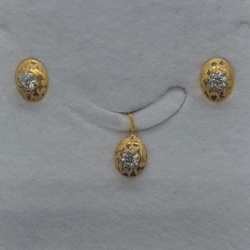 Gold Light Weight Pendant Set