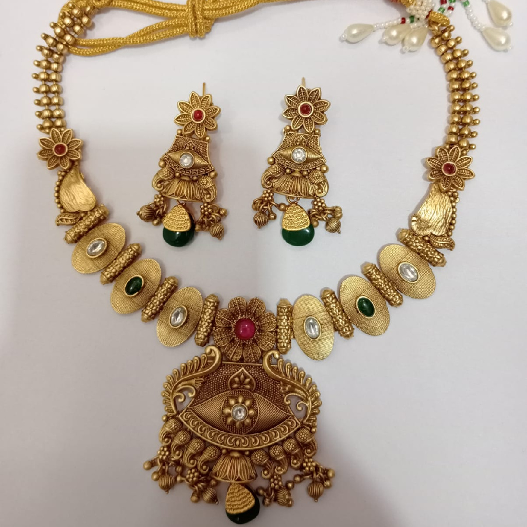 Imitation necklace set