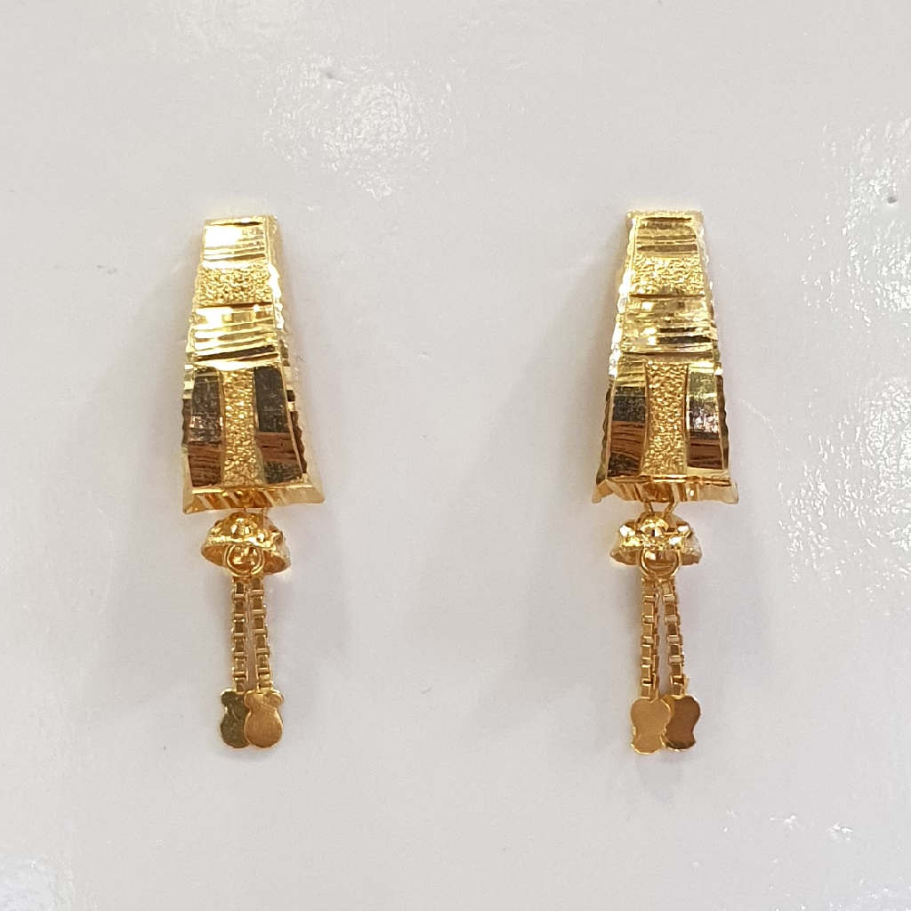 91.6 Gold Fancy Design Earrings
