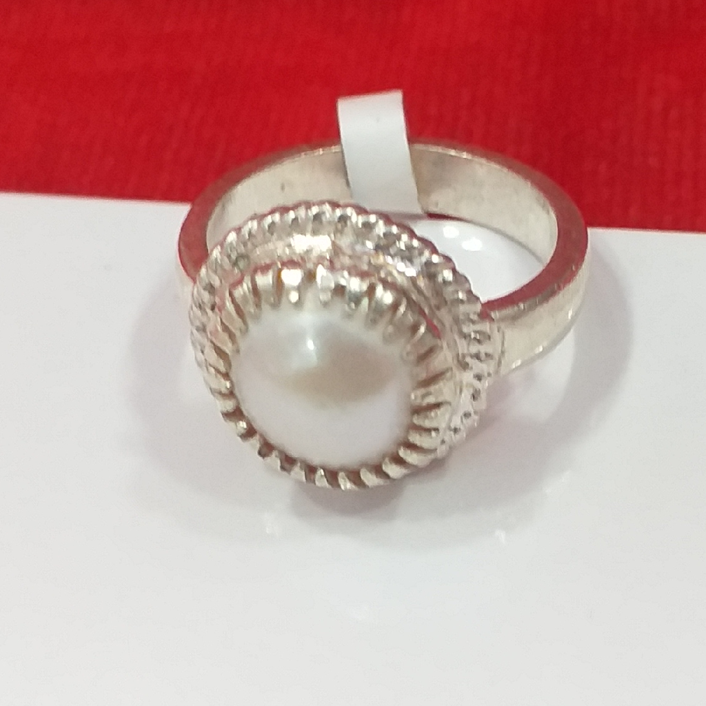 Silver chandra stone ladies ring - Image 2