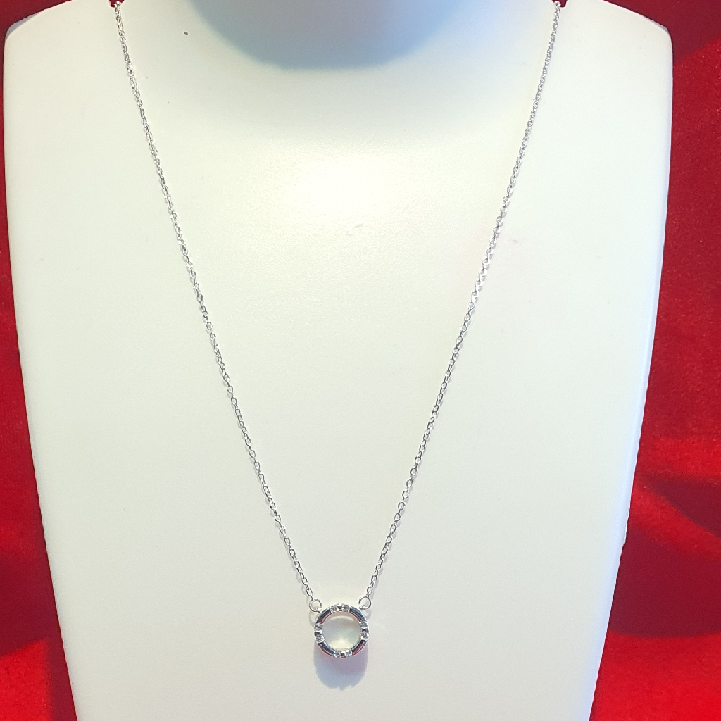 Single stone solitaire vintage style pendant