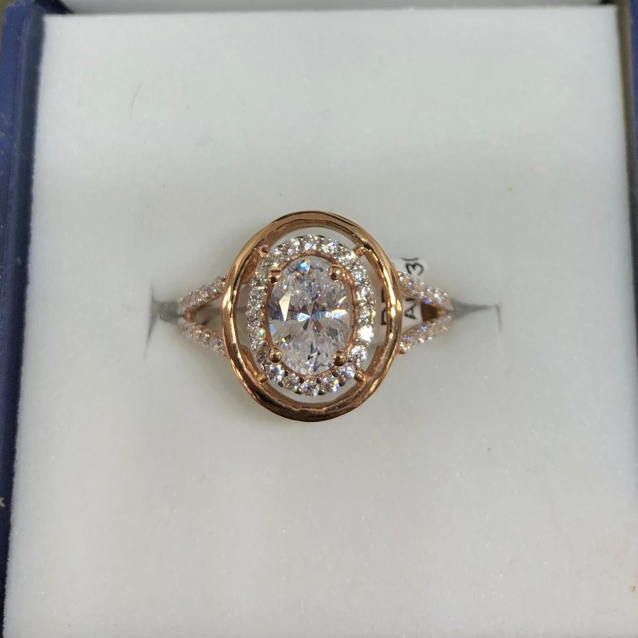 18K Gold Stunning Ring