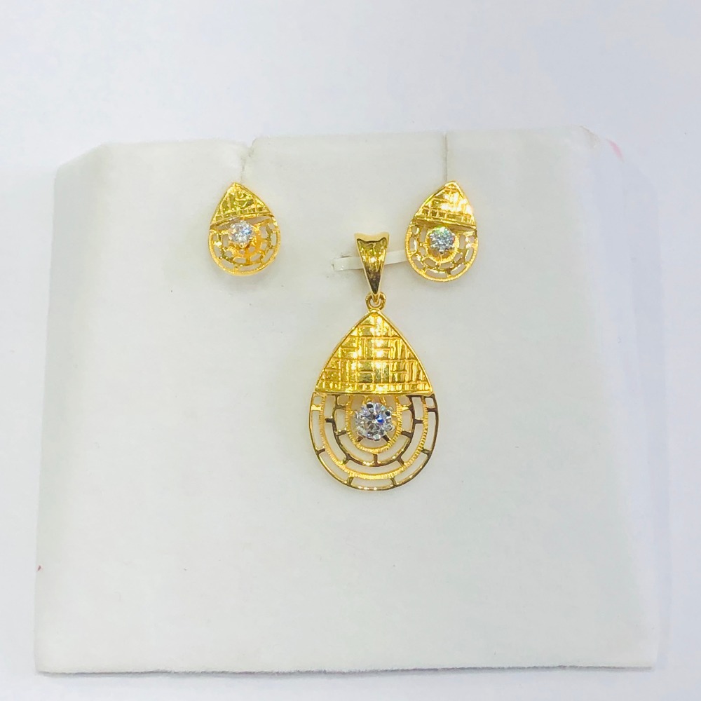 22 Karat, 916 Hall-Marked, Yellow Gold bell type design on the top and circles of orbit below Pendant With Earrings Set JKP011