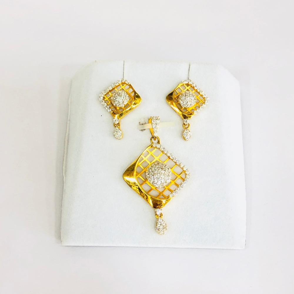 22 Karat, 916 Hall-Marked, Yellow Gold square diamond shape with circle in between the texture Pendant With Earrings Set Jkp016