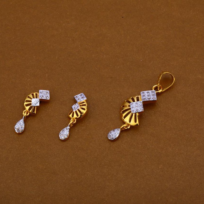 916 Gold CZ Fancy Pendant Set
