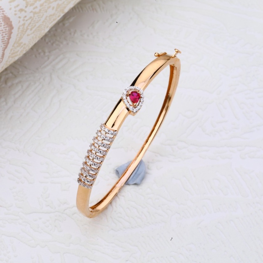 18kt gold rose hallmark delightful design Bangle
