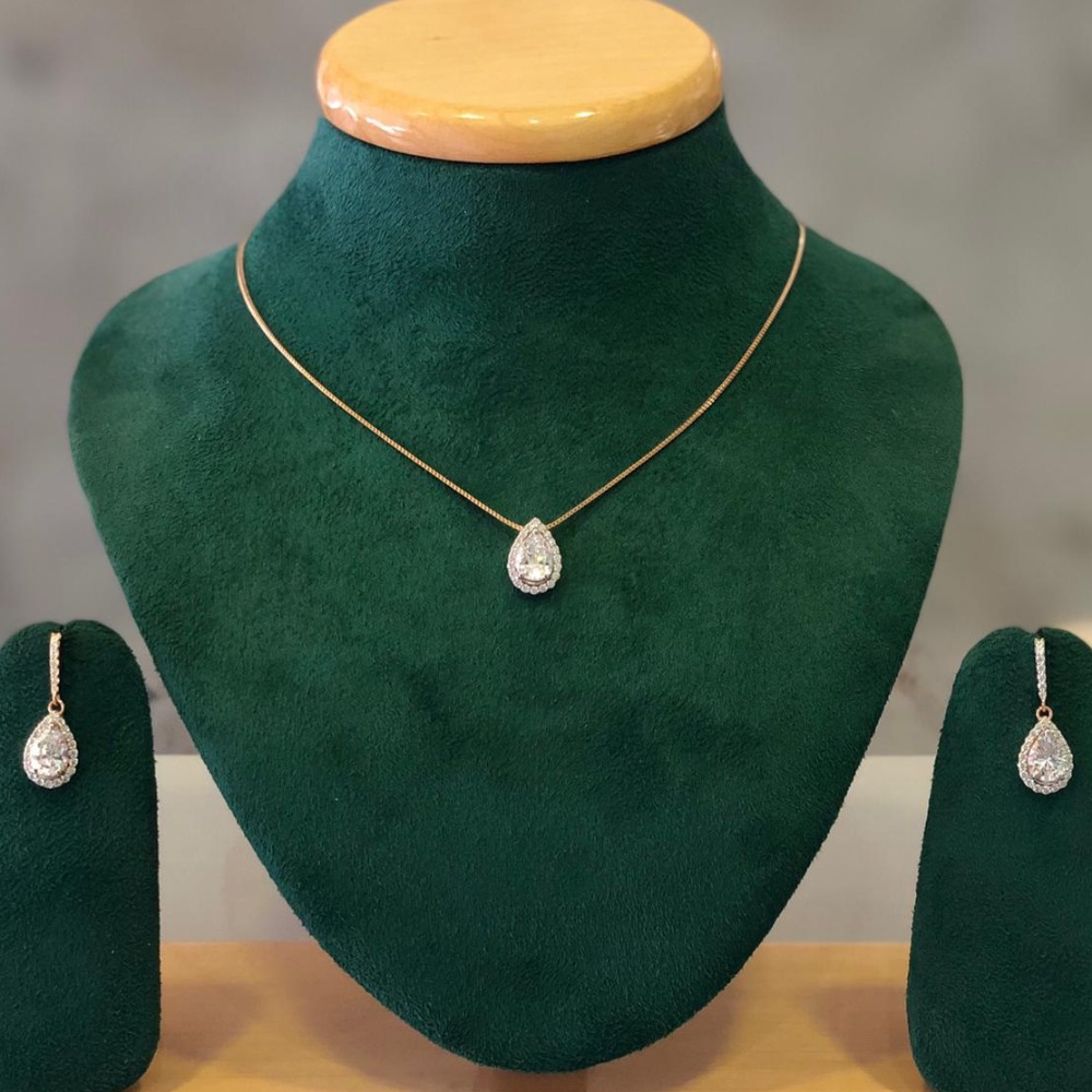 18Kt Gold Single Stone Pendant Set