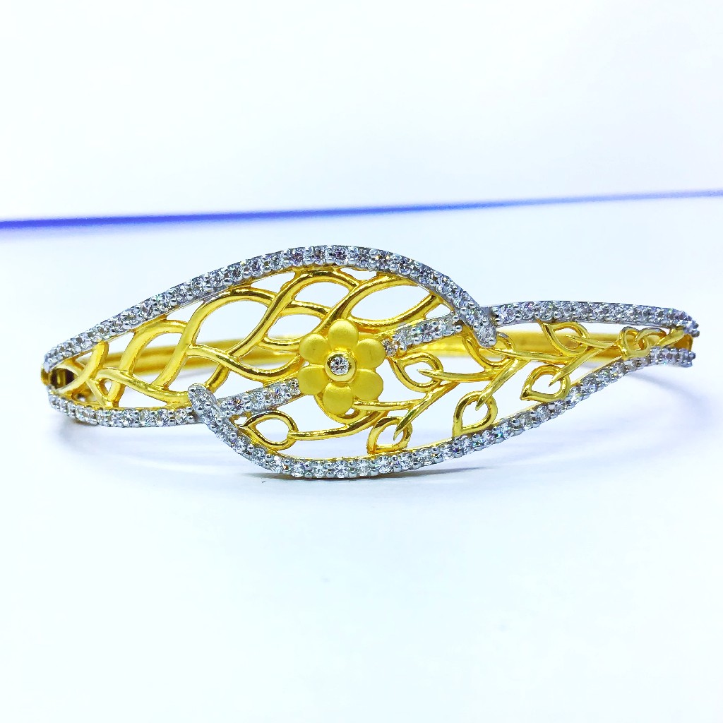 FANCY FLOWER GOLD KADA BRACELET