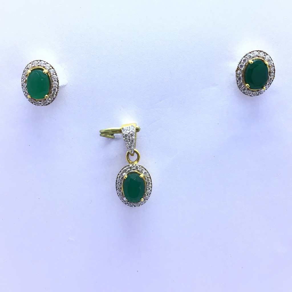 FANCY GREEN STONE GOLD PENDANT SET