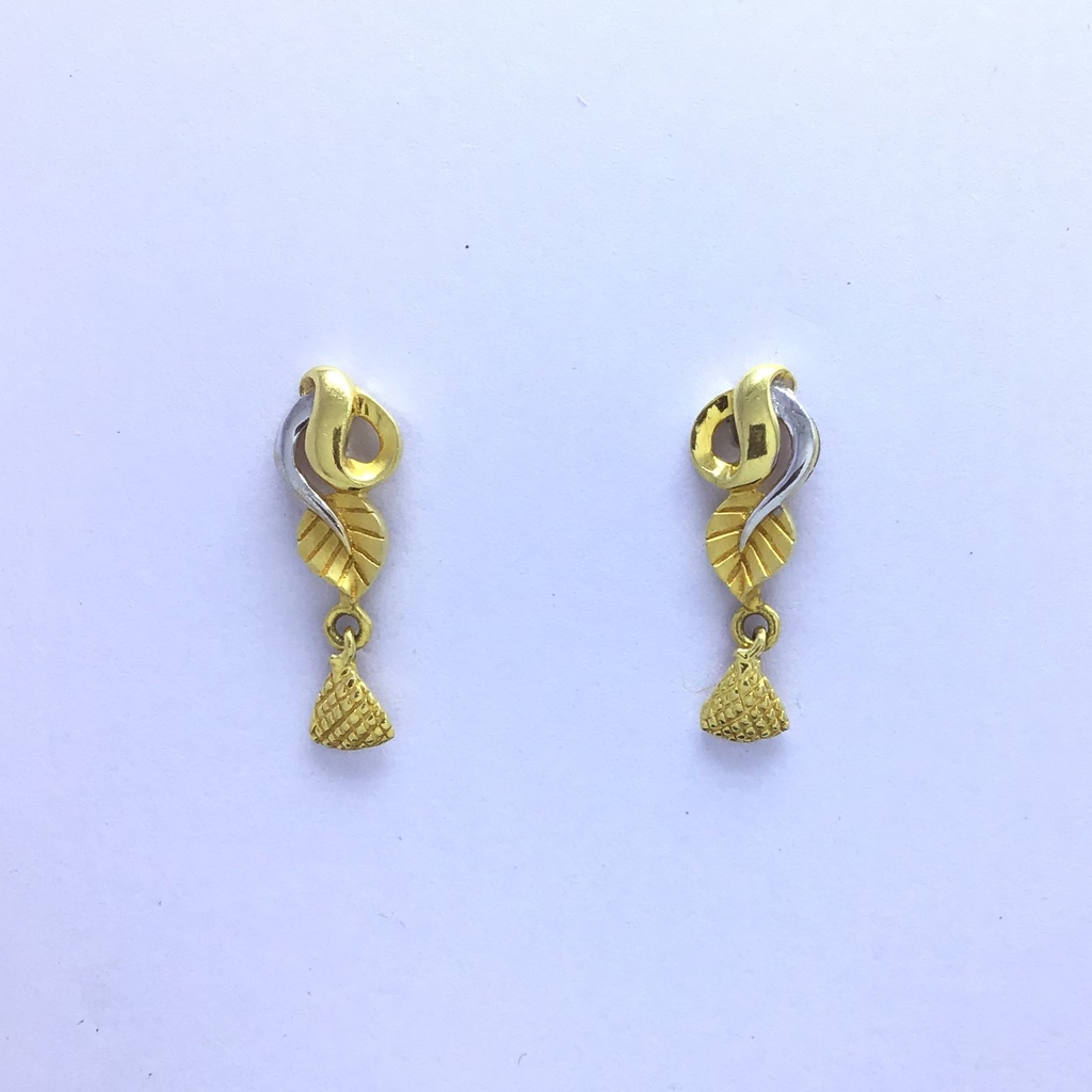 designing fancy gold earrings