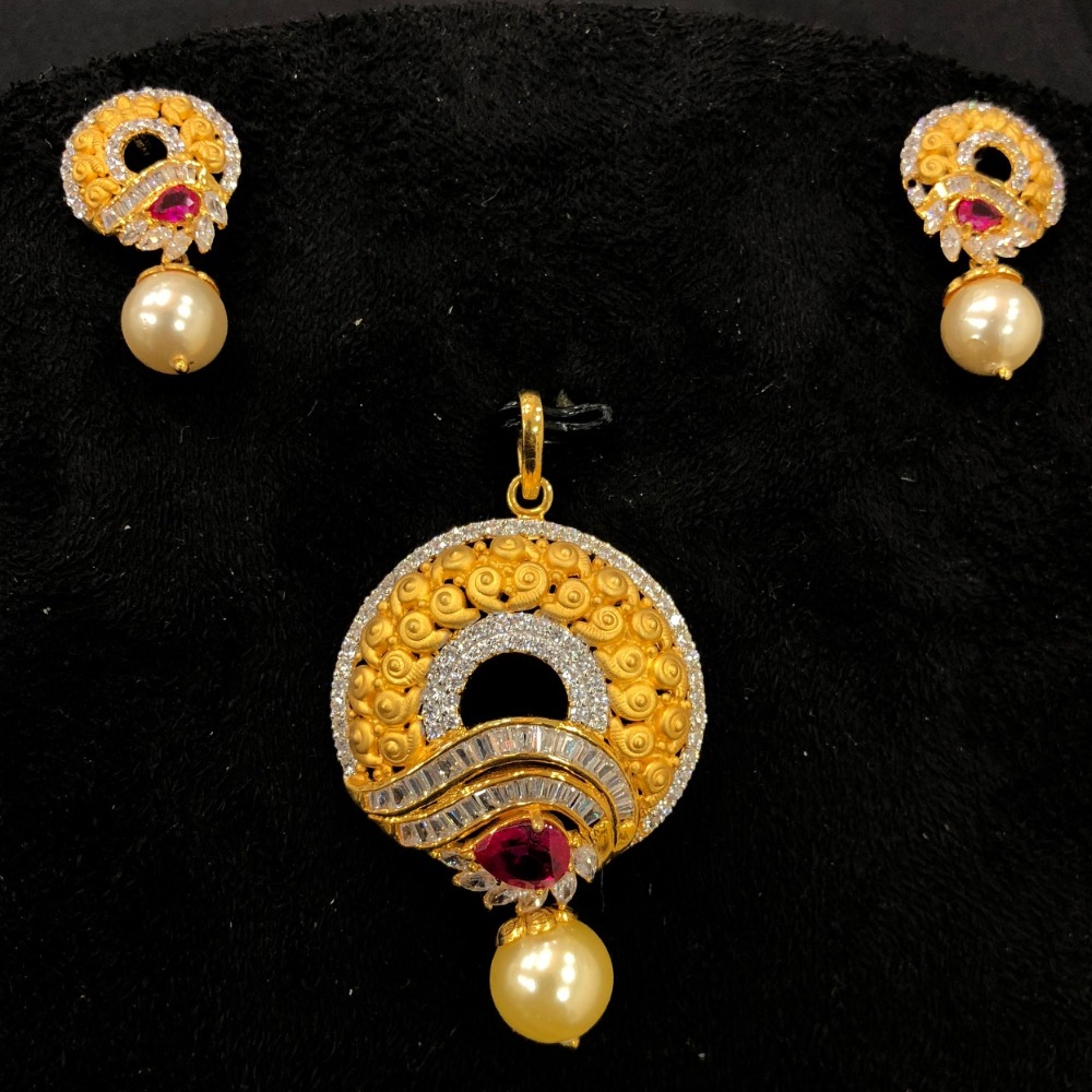 Cz gold round design pendant set