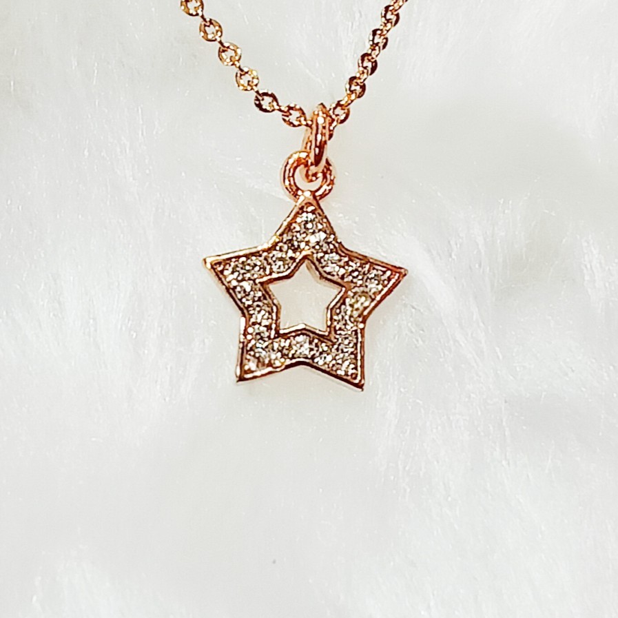 delicate dimond pendent with delicate chain