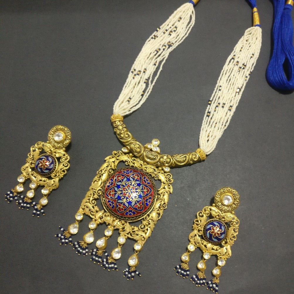 Antique pendent butti