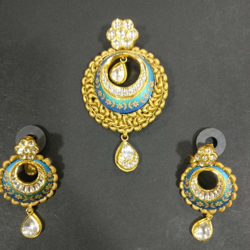 Antique pendent butti