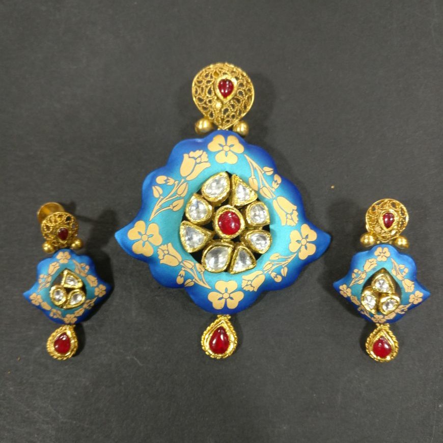 Antique pendent butti