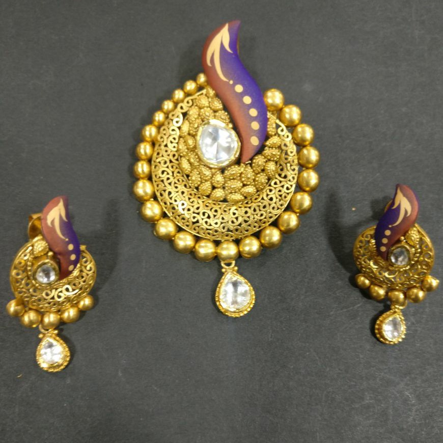 Antique pendent butti