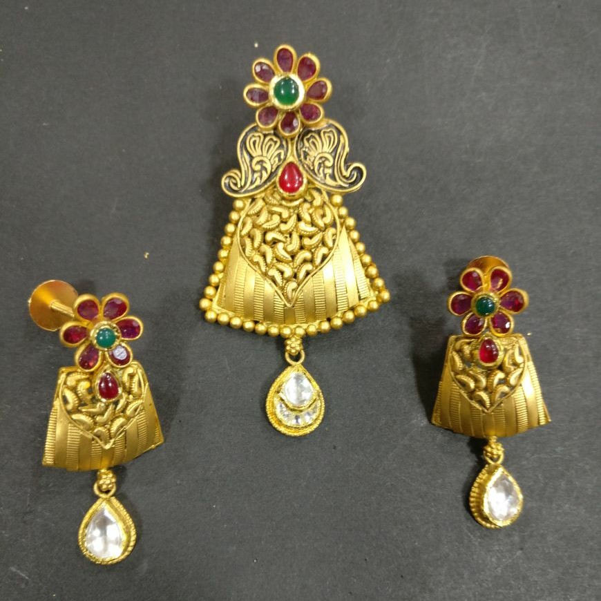 Antique pendent butti