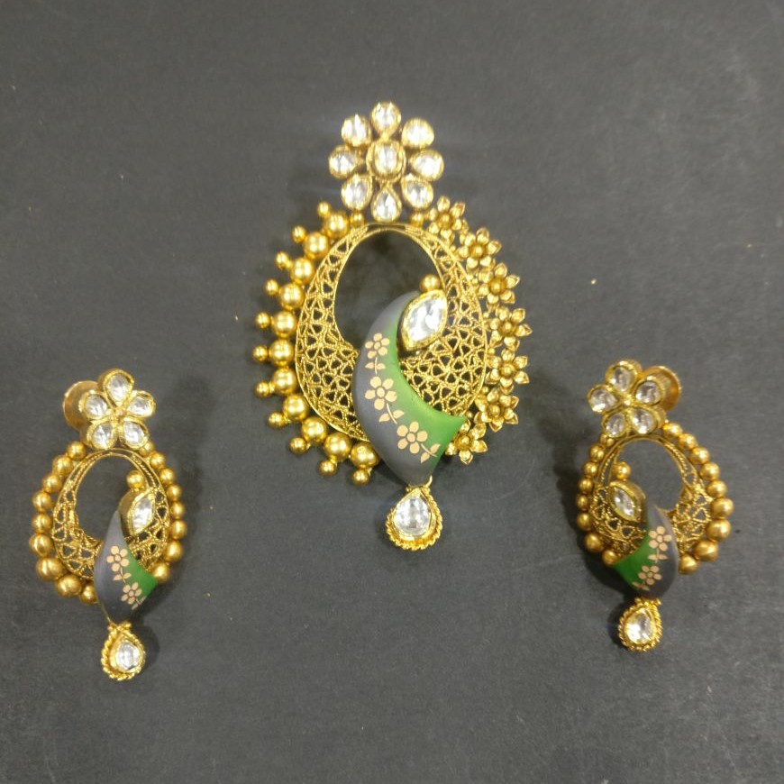 Antique pendent butti