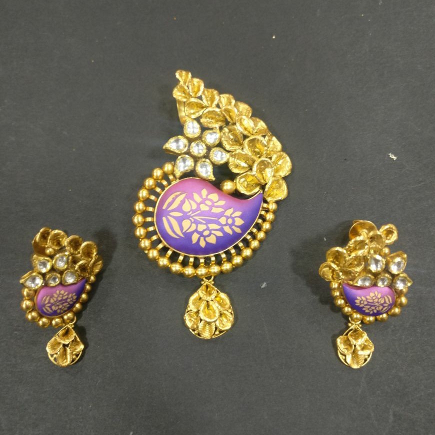 Antique pendent butti