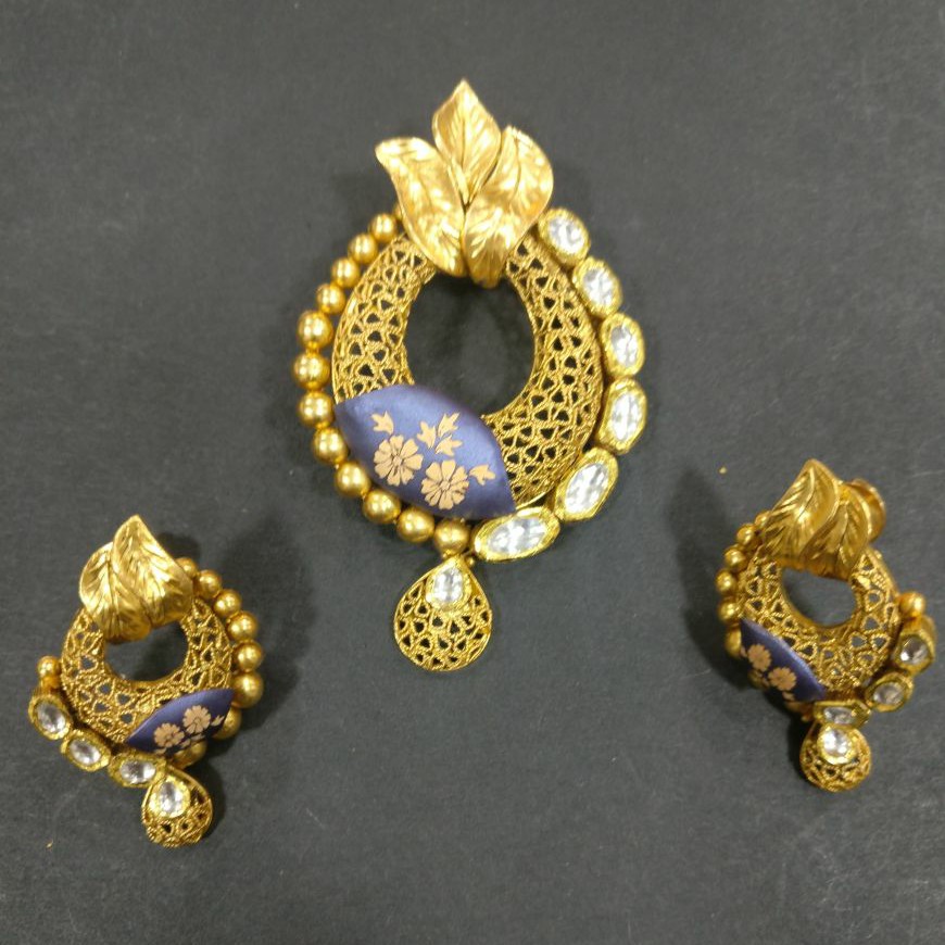 Antique pendent butti