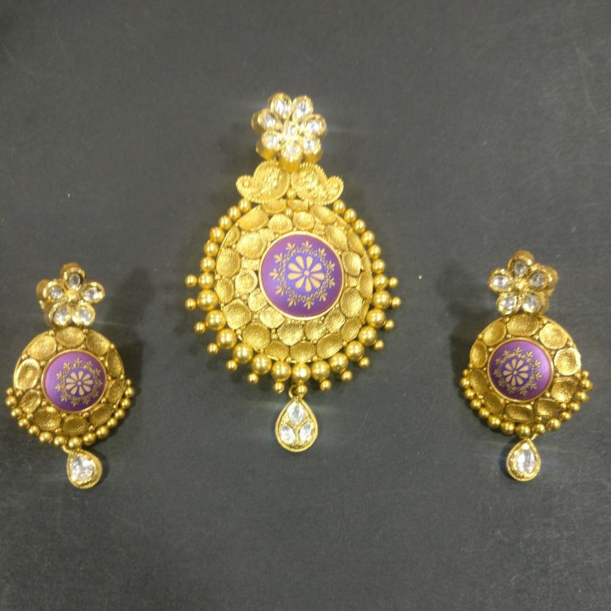 Antique pendent butti
