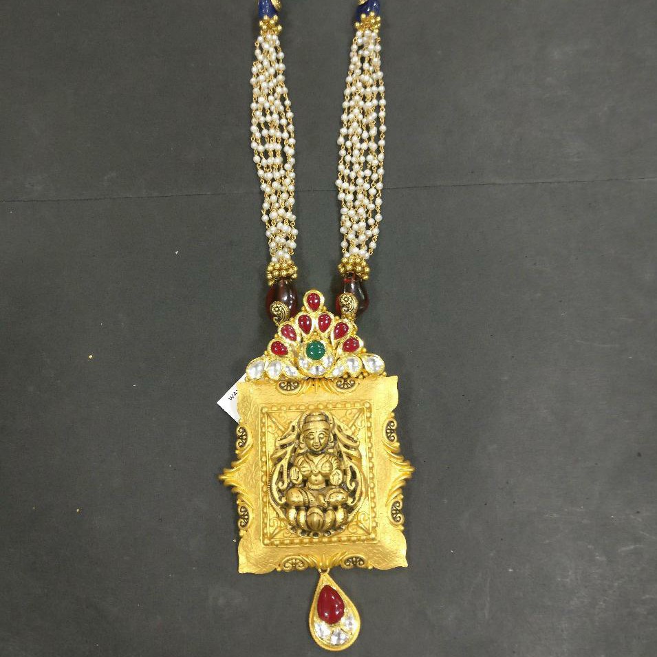 Temple pendent butti