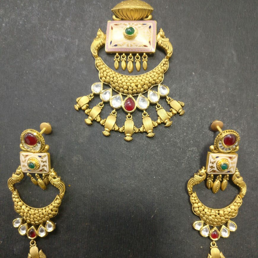 Pendent butti