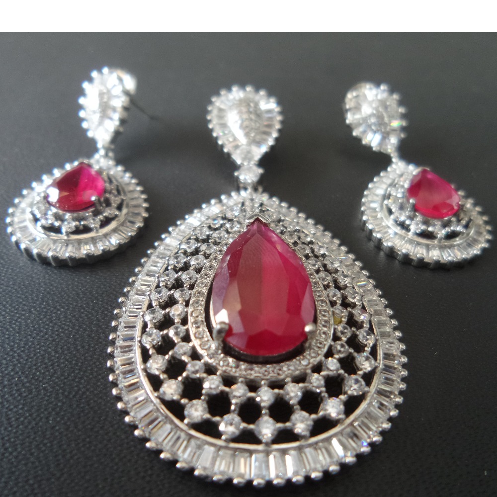 SILVER PENDANT SET WITH COLOR STONE