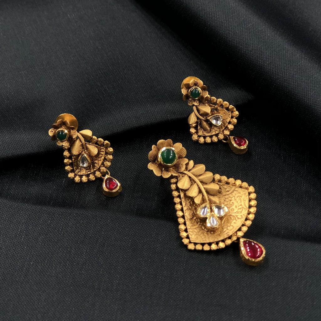22KT hallmarked attractive  antique pendant set for women