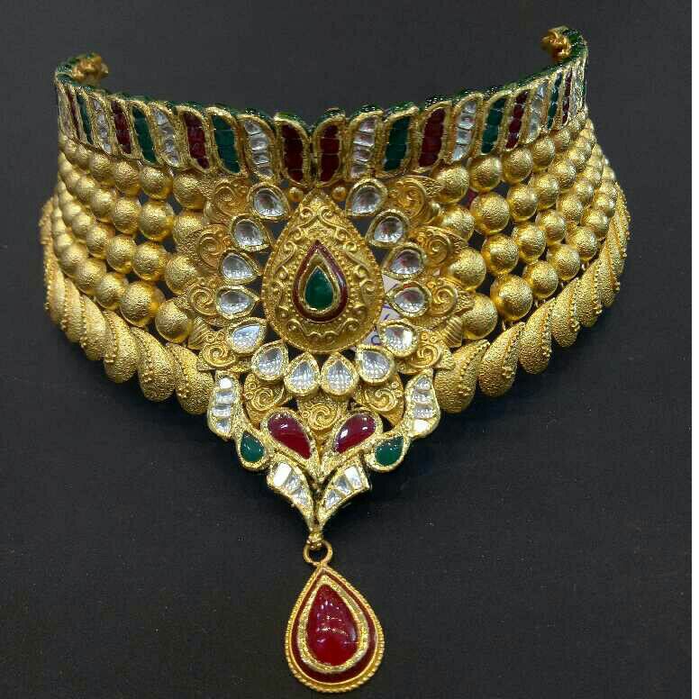 22kt/916 Stylish Gold Chokar Set