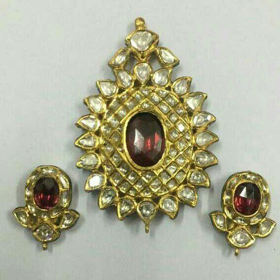 Gold Kundan Attractive Pendant Set