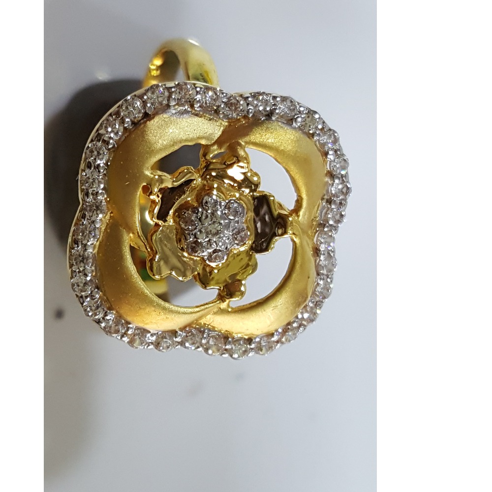 18K / 750 Gold Ladies Indian V Prong Charming Flower Rings