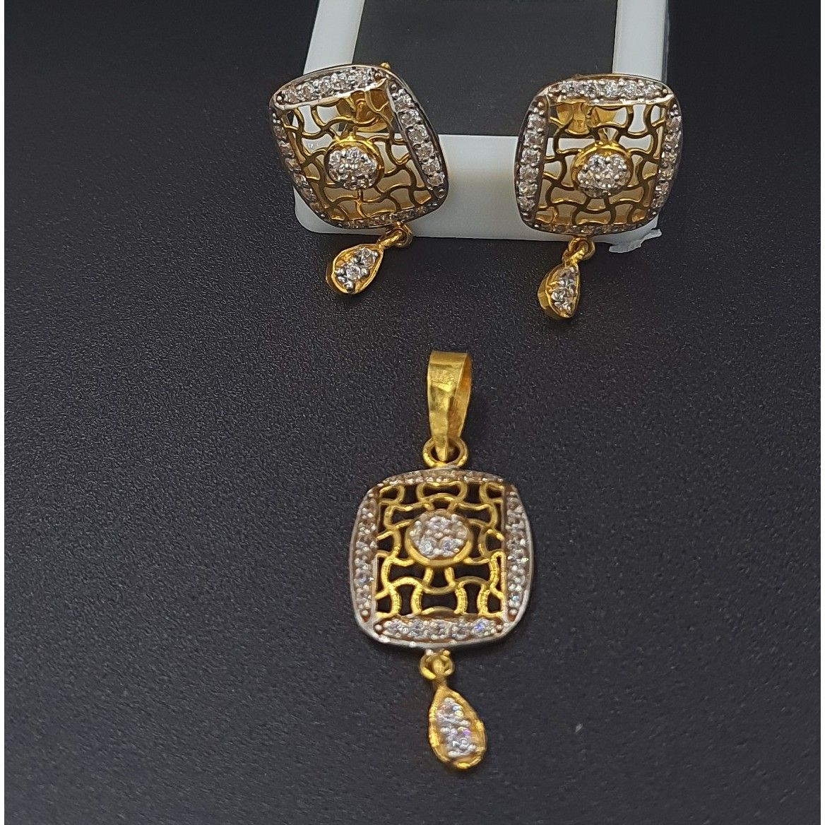 22 CT Yellow Gold A.D. Pendent Butti Set