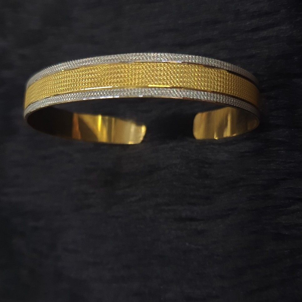 22 CT Yellow Gold Gents Open Oval Shape Kada